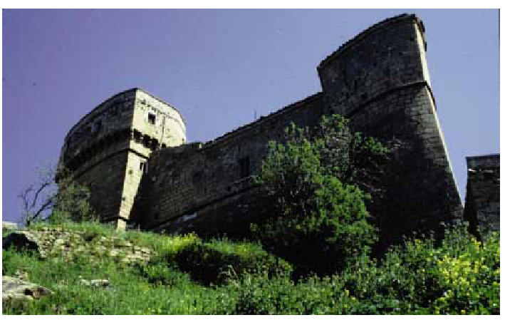 Rocchetta Sant'Antonio, la elegante superbia del Castel D'Aquino, lato sudovest